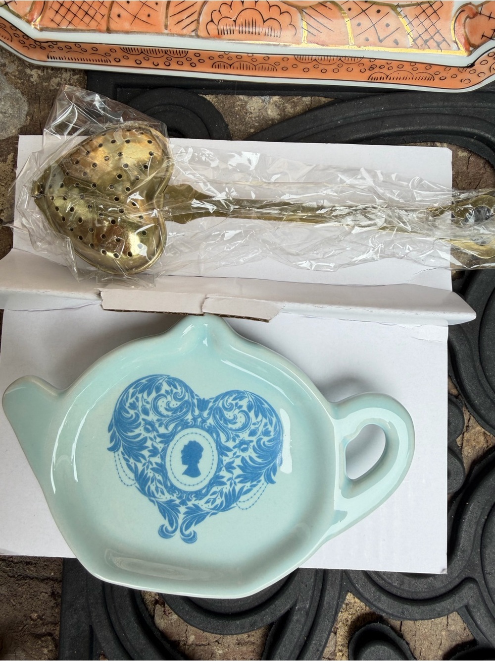 Tea spoon rest, tea infuser nwt Bridgerton theme